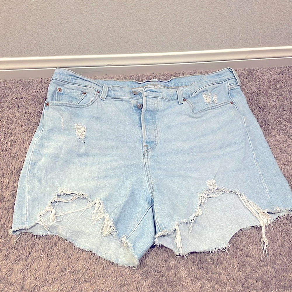 Plus size 16 wide jean Levi Strauss distressed shorts. Good condition.